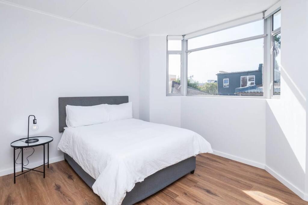 Metropole East Of Main Spacious Sea Point Retreat