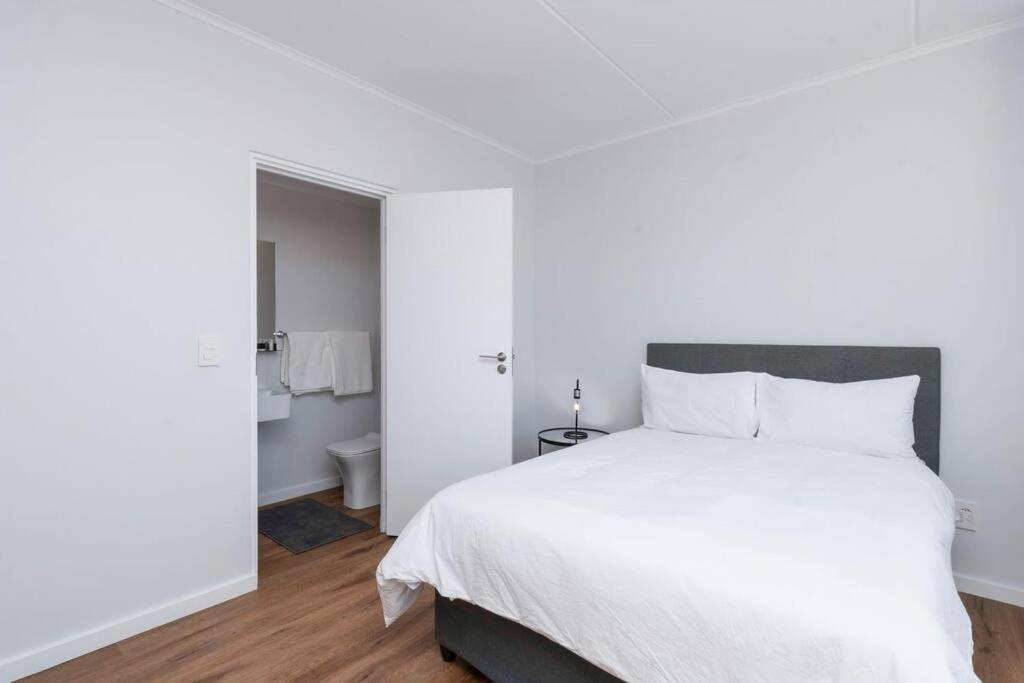 Metropole East Of Main Spacious Sea Point Retreat Apartment *