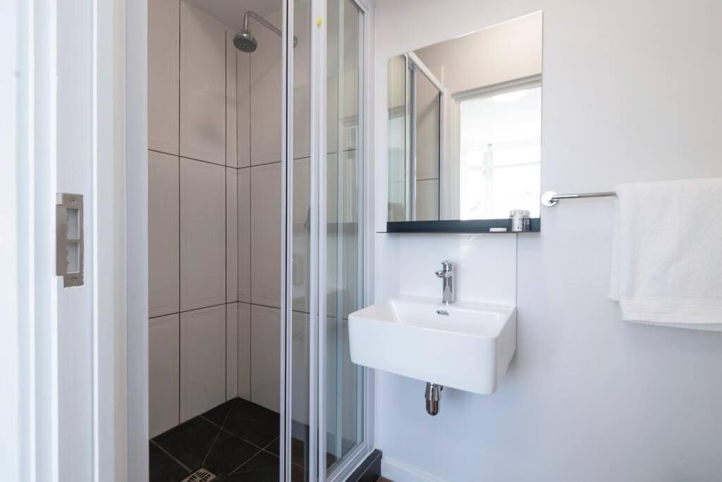 Metropole East Of Main Spacious Sea Point Retreat Apartment *