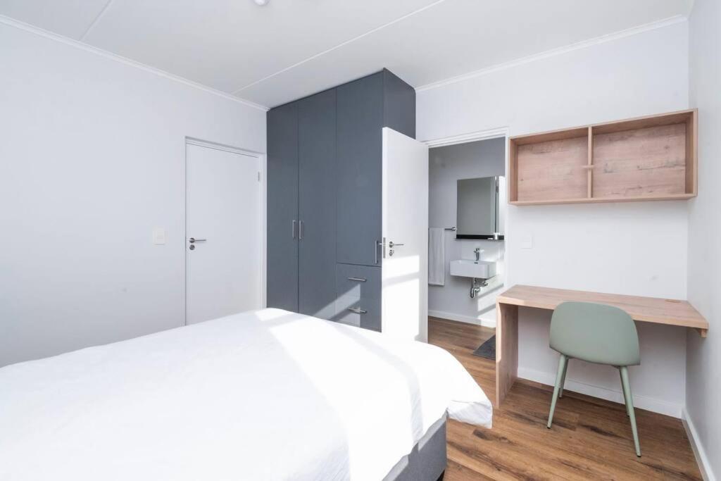 Metropole East Of Main Spacious Sea Point Retreat Apartment *