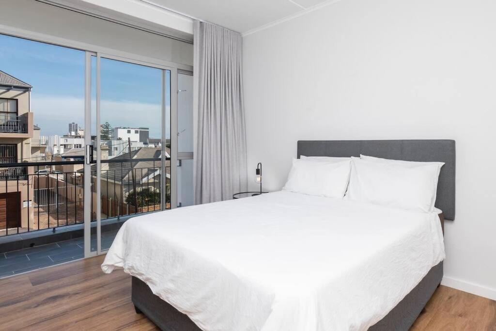 Metropole East Of Main Spacious Sea Point Retreat * Cape Town