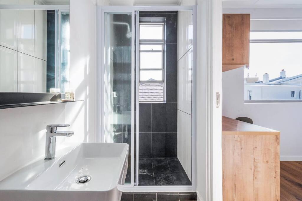 Metropole East Of Main Spacious Sea Point Retreat Apartment