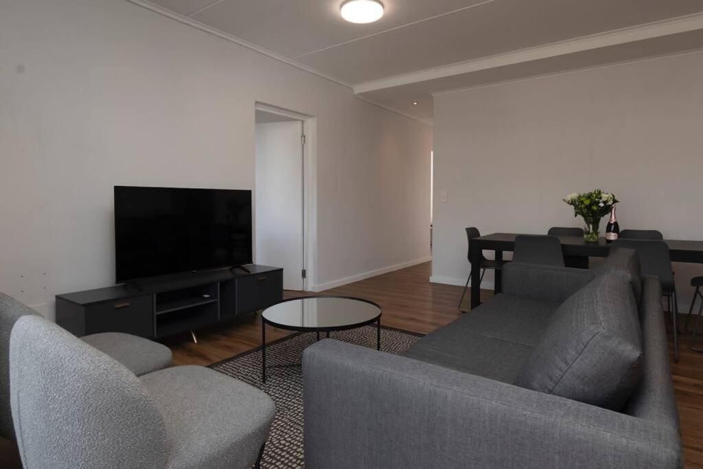 Metropole East Of Main Spacious Sea Point Retreat Apartment