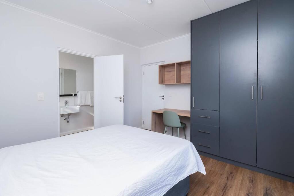 Apartment Metropole East Of Main Spacious Sea Point Retreat Cape Town