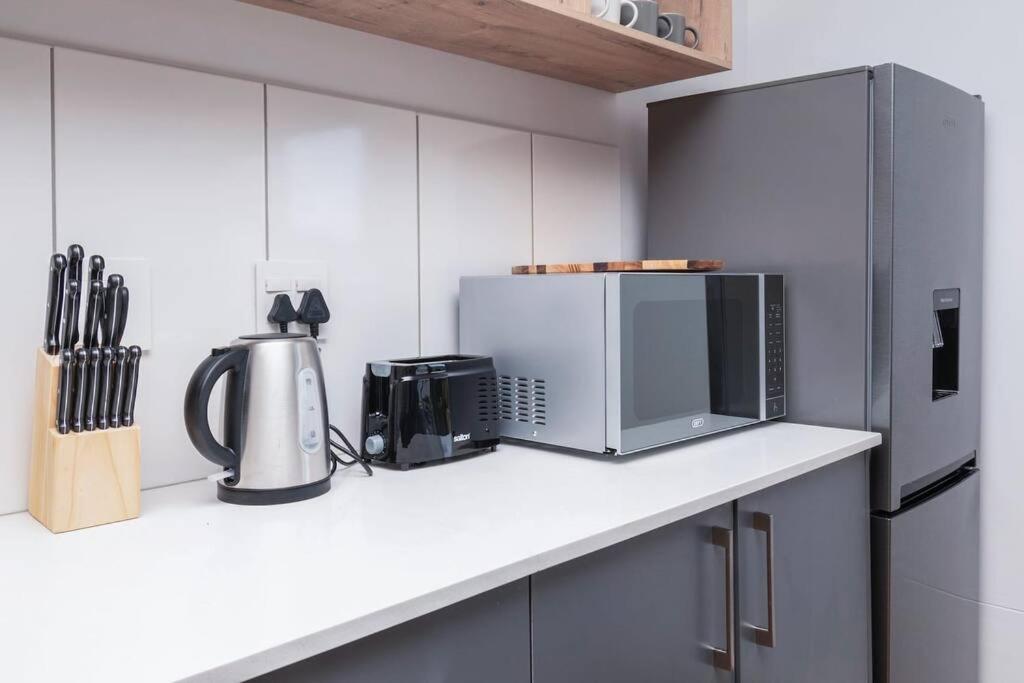 Metropole East Of Main Spacious Sea Point Retreat Apartment