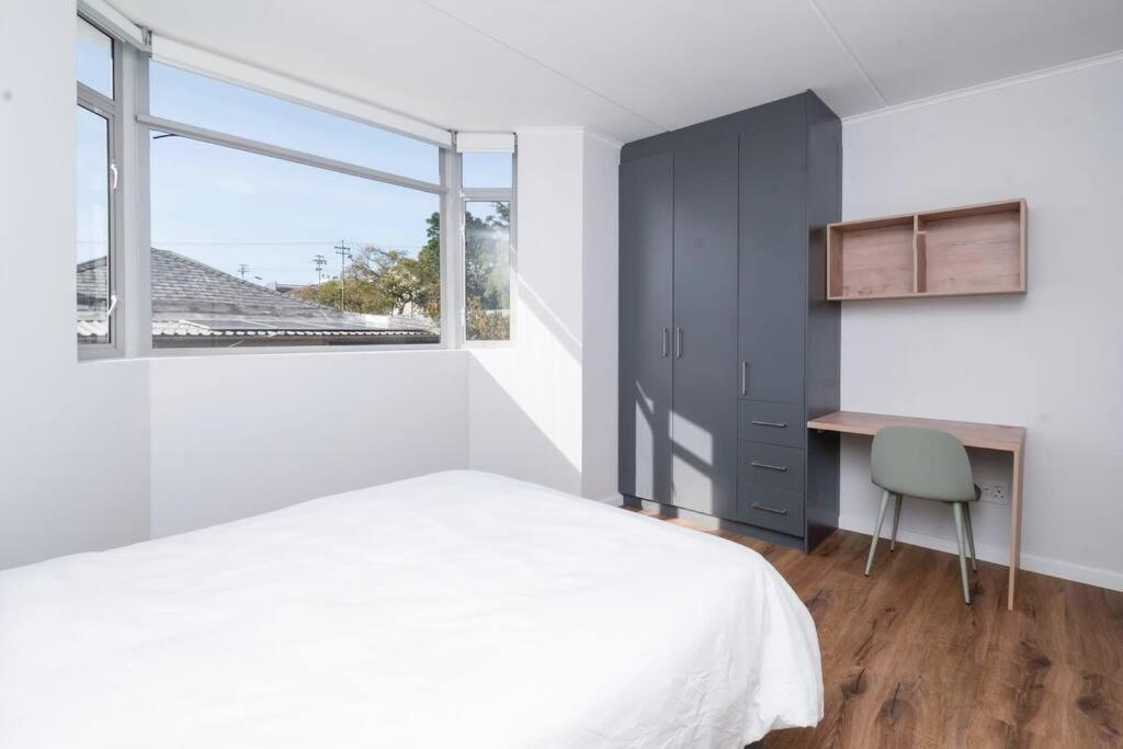 Metropole East Of Main Spacious Sea Point Retreat