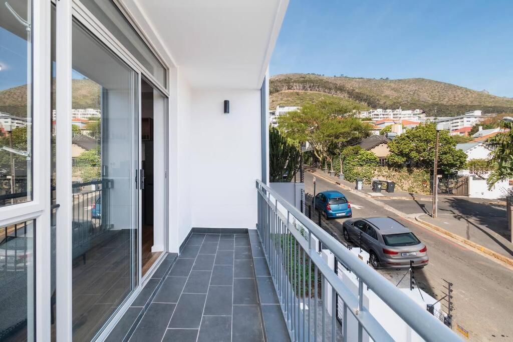 Metropole East Of Main Spacious Sea Point Retreat